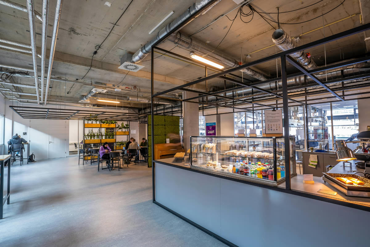 Technical facilities management for critical rooms and spaces